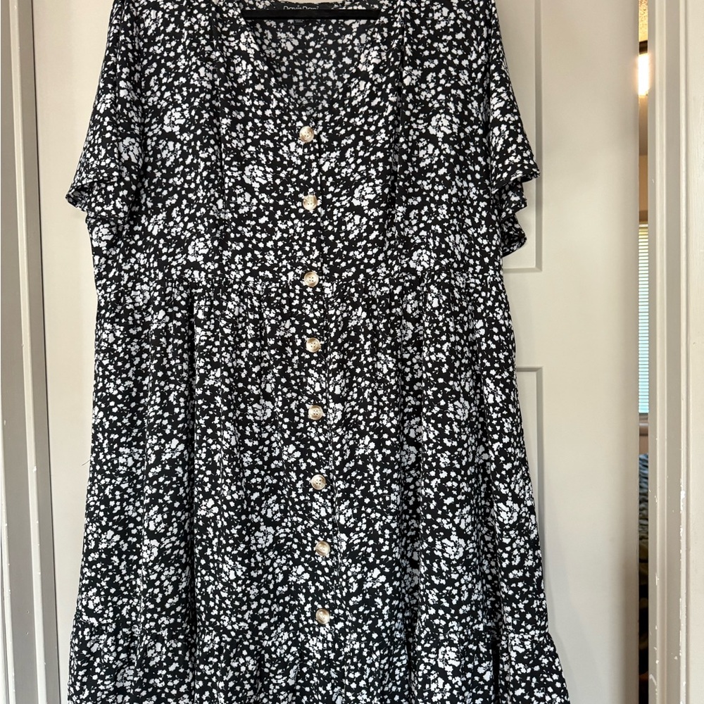 DAVI & DANI Black and White Ruffled Tiered Sundress